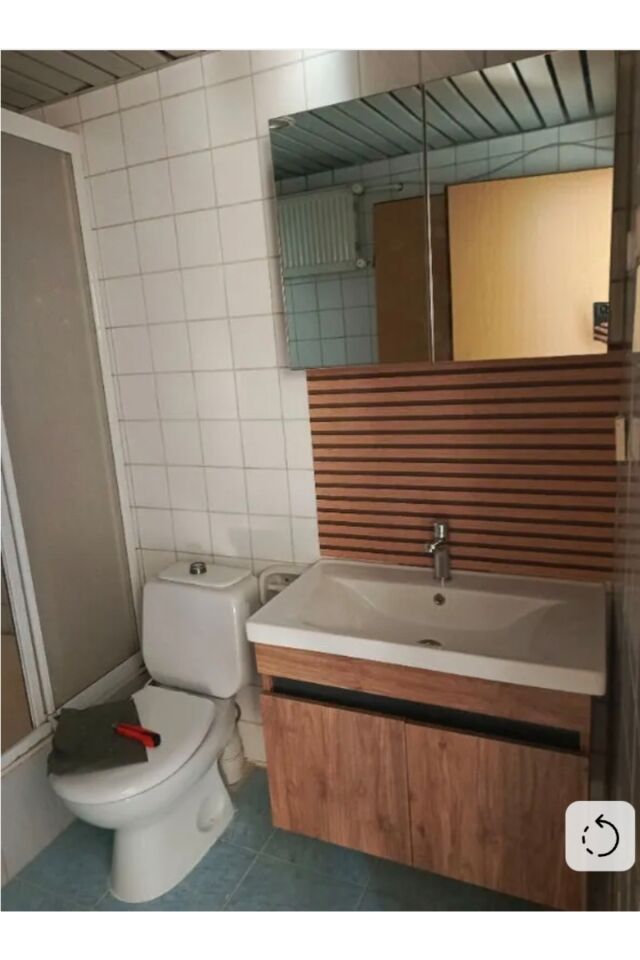 Arista 80 cm Ahşap MDF Seramik Lavabolu Banyo Dolabı Takımı – Alt & Üst Dolaplı, Aynalı